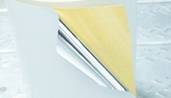 Un rouleau d' autocollant solide, transparent et collant.