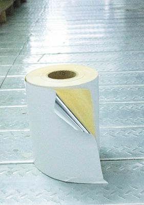Un rouleau d' autocollant solide, transparent et collant.