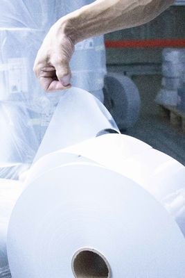 Rouleau de papier auto-adhésif à base de film perlé