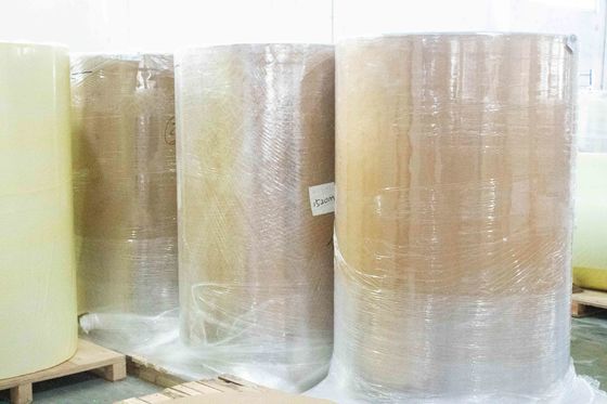 Des feuilles de papier auto-adhésif, des rouleaux d' adhésif PVC collants ordinaires.