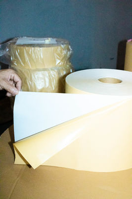 Des feuilles de papier auto-adhésif, des rouleaux d' adhésif PVC collants ordinaires.
