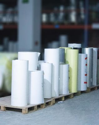 Étiquettes en rouleau jumbo en carton synthétique Kraft adhésif en papier thermique Type de colle à huile