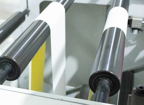 Étiquette de papier en rouleaux de liaison recouverte d'acrylique adhésif SGS certifié imperméable