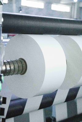 Rouleau de papier recouvert de colle amovible